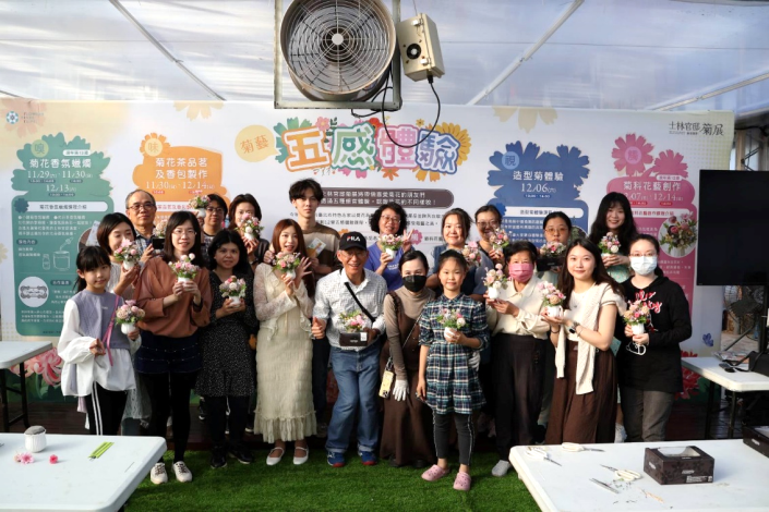 圖12.「菊藝五感體驗–菊科花藝創作課程」老師親自帶大家認識菊科花卉，並完成美麗的花藝作品