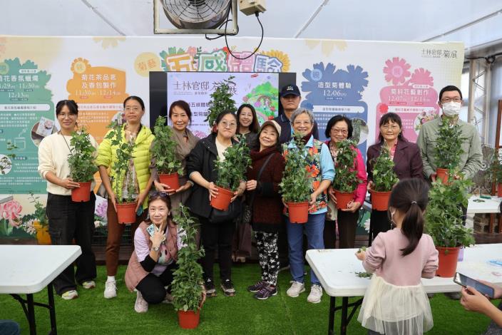 圖1 1. 「菊藝五感體驗–造型菊體驗課程」大家都完成造型菊的牽引，期待植栽開花的那一天！