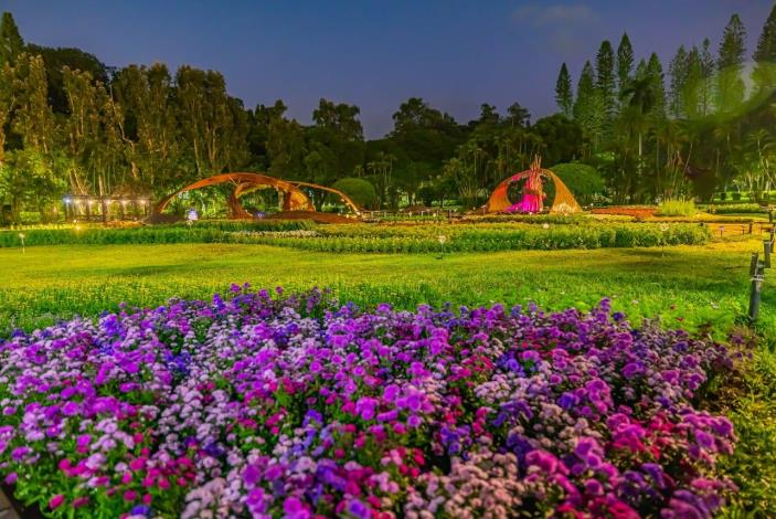 圖7. 夜間的地景藝術「風起光湧」漸變透出多種顏色的光輝