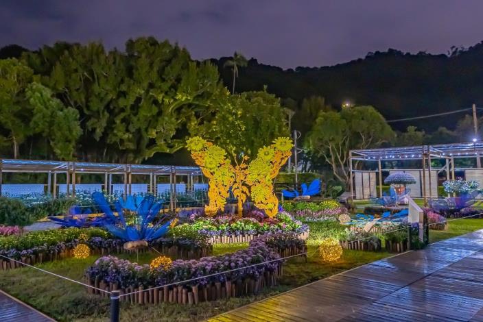 圖10.半隻羊藝術團隊打造的「蛻菊」裝置藝術，在夜間依舊雄偉，象徵園藝職人精神的不滅