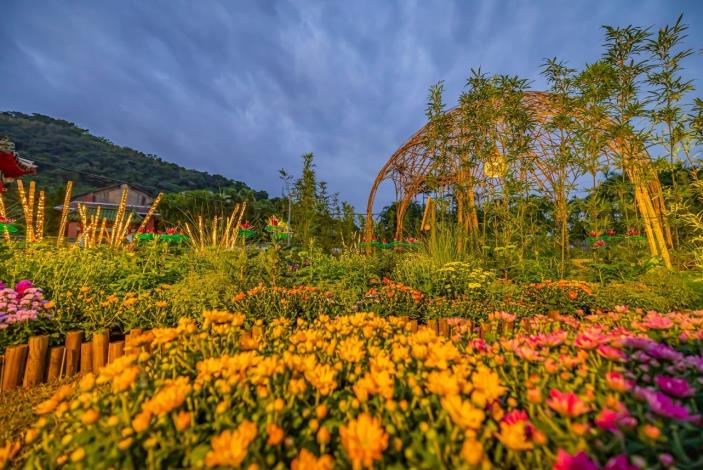 圖8.藝術家小亨利打造的「流光之巢」，中間吊掛竹編球燈，即便在夜晚穹頂內外也透出無限暖意