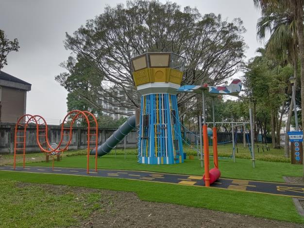 圖片8：享受揮汗與綠意的雙重奏－民權公園遊戲場