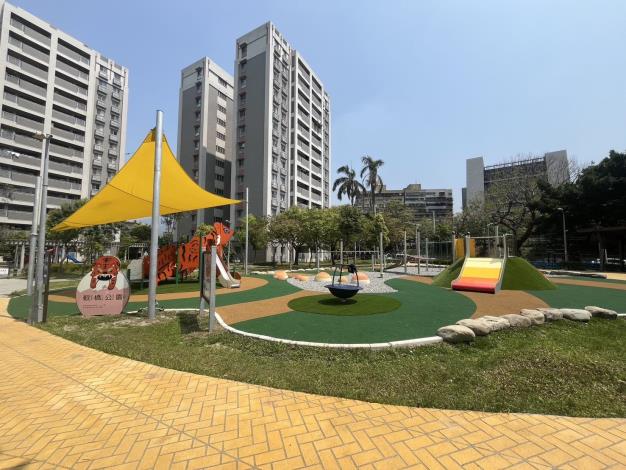 圖片5：岩石滑梯，趣味親水渠道－軟橋公園