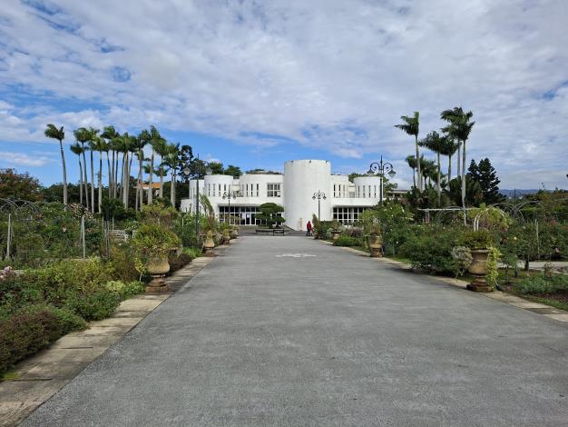 圖2冬季玫瑰園少了花海，卻是春季玫瑰養成的重要時刻。