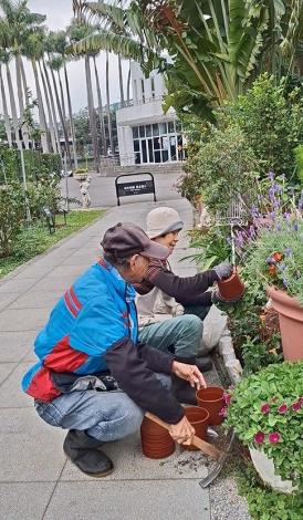 圖9志工抓緊時間換盆