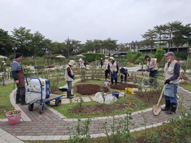 圖7 志工整地中