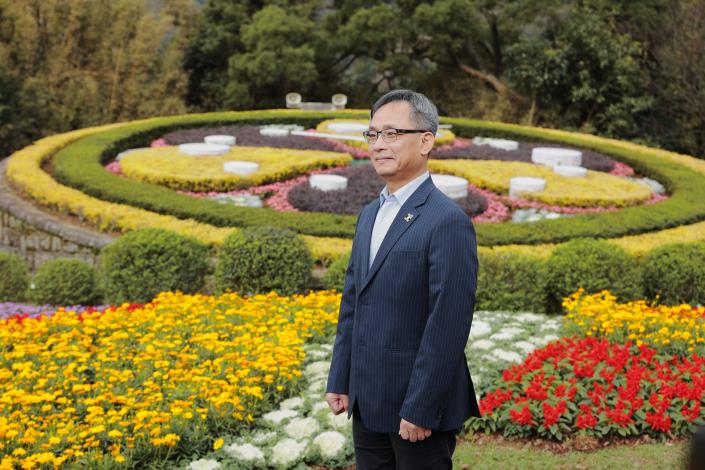 副市長於花鐘前留影