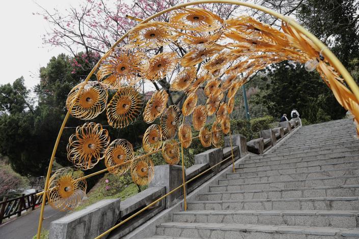 裝置藝術迎光上行