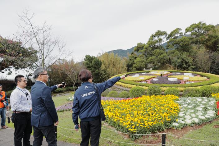 副市長與公園處長欣賞花鐘