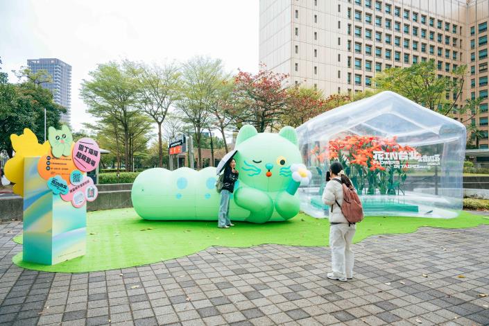 圖3_ 巨型園丁「喵喵」氣偶軟萌療癒，吸引民眾合照