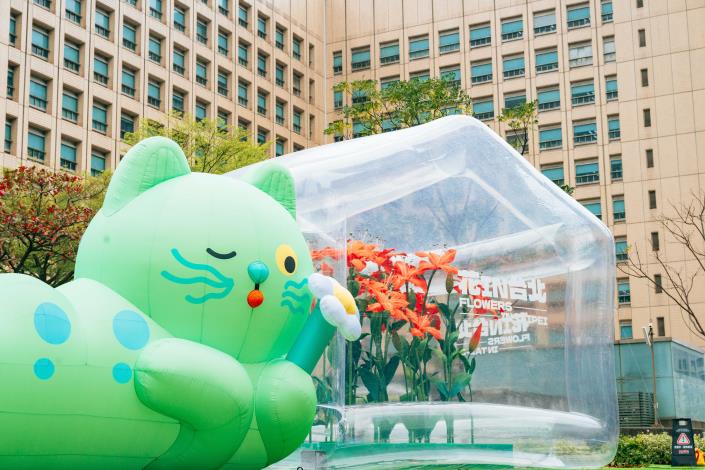 圖4_ 透明溫室內的巨型橘紅色百合細緻而擬真