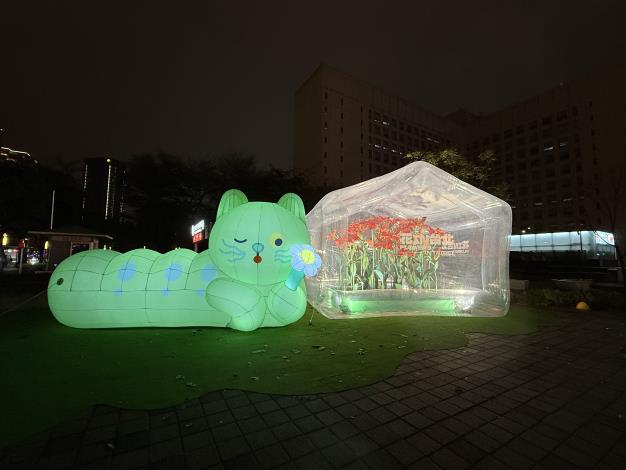 圖7_ 繽紛裝置夜間發光，成為城市焦點.JPG