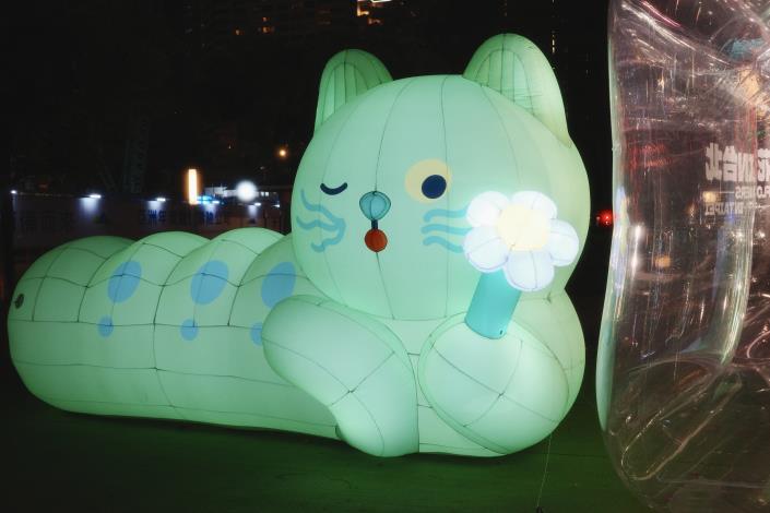 圖4_ 裝置藝術夜間點燈，更顯奇幻氛圍1