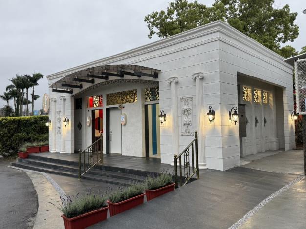 圖12：全新以歐式典雅概念設計的玫瑰公廁。