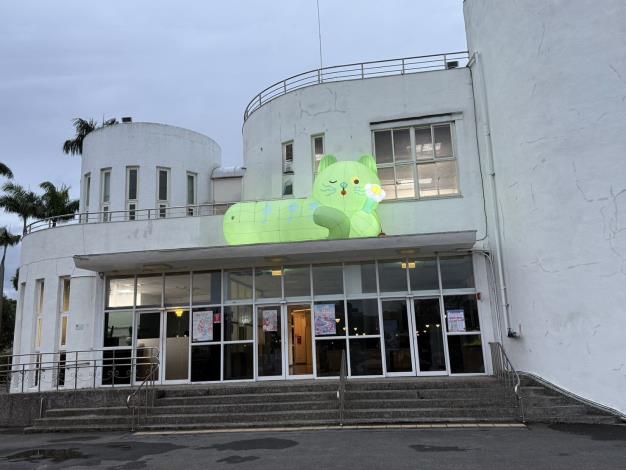 圖10：園丁喵喵在夜間啟動自己的spotlight，時間一到就會自體發出柔和的綠光。