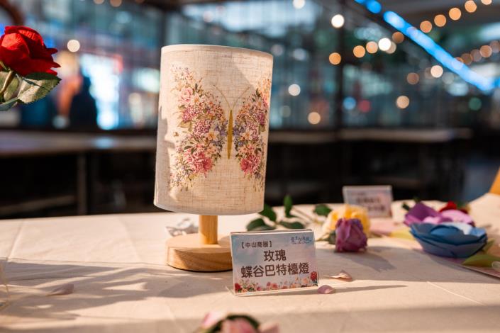 圖8. 中山商圈玫瑰展周末市集提供蝶谷巴特檯燈手作課程，歡迎大小朋友一起參與
