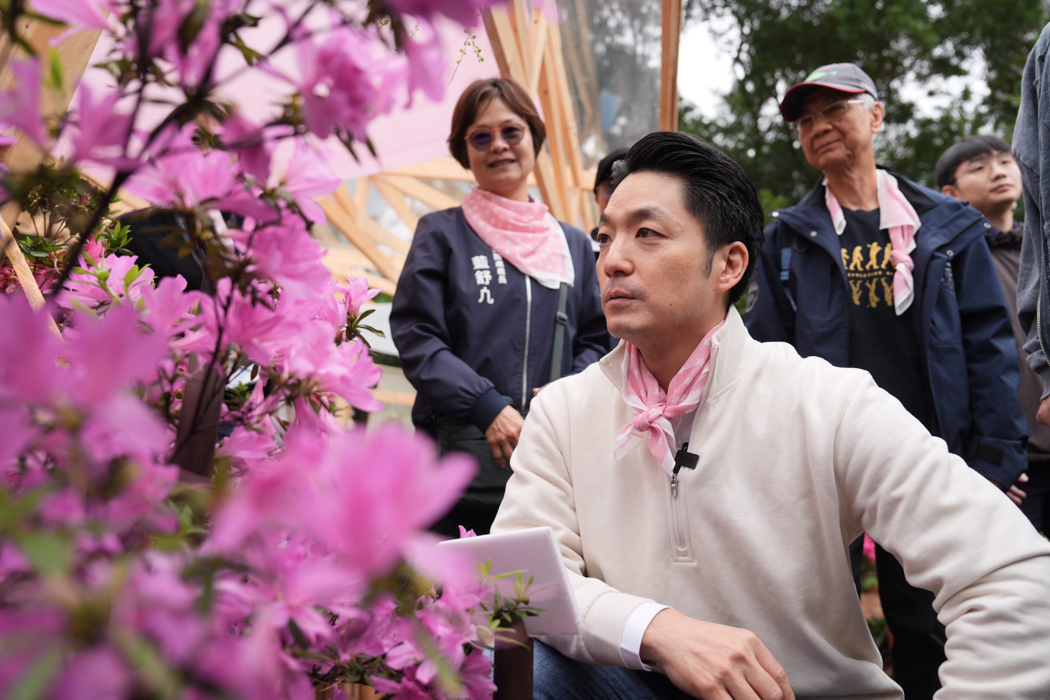 圖4.臺北市長蔣萬安與民眾共同體驗花季主題遊戲市集。