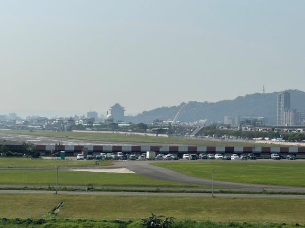 (圖7) 陽光運動公園放空吧！白天在草地上曬太陽、看飛機劃過紫色樹頂，享受青春的氣息