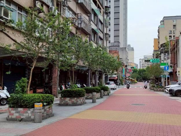 (圖14) 北市府2021年間針對辦理貴陽街2段街道鋪面及花臺進行更新改善並種植紫薇，如今花木扶疏成為街道更新優質典範