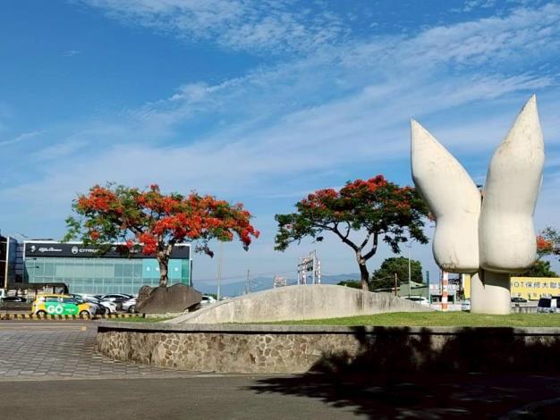 (圖16) 花博公園新生園區則以寬闊草地與花影相互映襯，呈現悠閒愜意的夏日氛圍