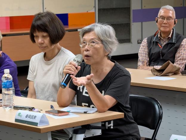 照片6:在地居民積極參與設計說明會,透過發言交流意見,共同探討公園設計方案內容,展現社區高度關注與參與意願