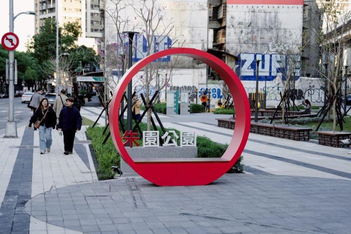 施工品質金質獎-朱園公園-位於城市核心位置，提供民眾休憩選擇。
