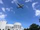 圖13漫步新生公園，偶爾還能遇見飛機低空掠過藍天，近距離感受引擎轟鳴劃過天際的震撼。