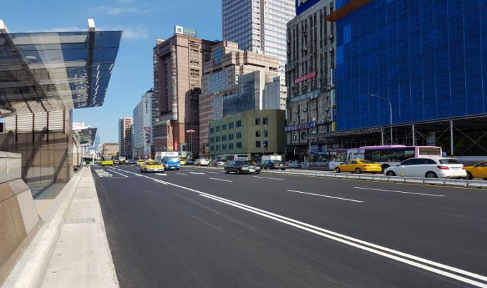 交六智慧公車站牌前