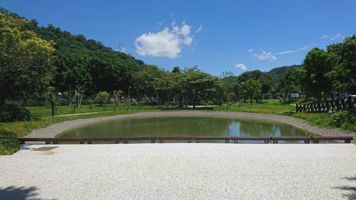 鏡面水池