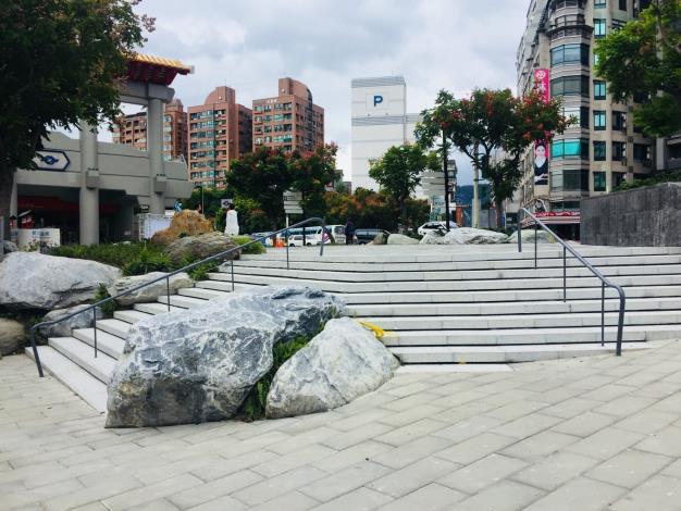 新北投站前廣場-景石、階梯及鋪面更新