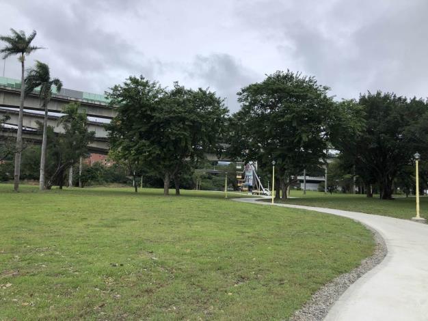 圓山公園(原兒育中心範圍)-新設草皮及高燈