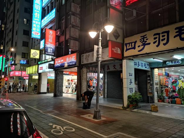信義路人行道