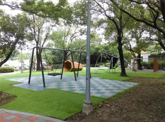 榮富公園-親子鞦韆
