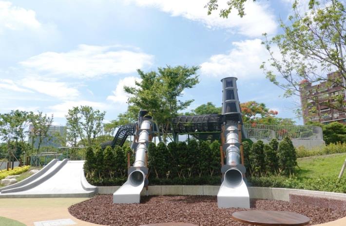 中央藝文公園-高低塔管狀滑梯極大坡面溜滑梯