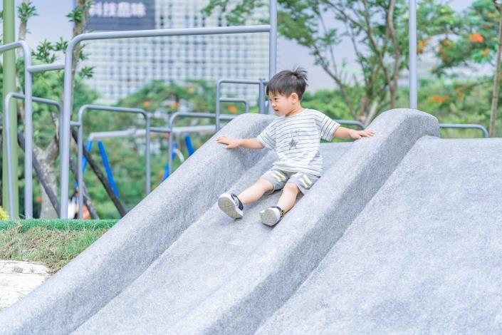 中央藝文公園-大坡面溜滑梯
