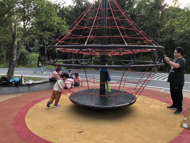 南港公園-鑽石型旋轉爬架-2