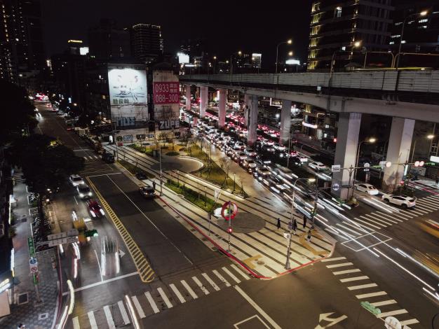 城市廣場夜間空拍呈現都市中的一抹綠