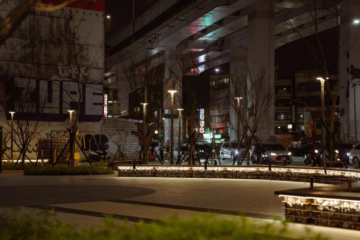多功能廣場夜間照明使用線燈引導行人動線