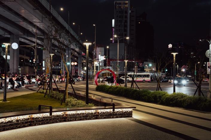 公園內夜間照明含高燈及線燈兩層次