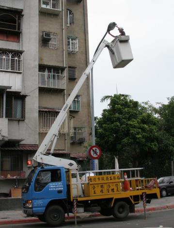 路燈維修-高空作業吊車