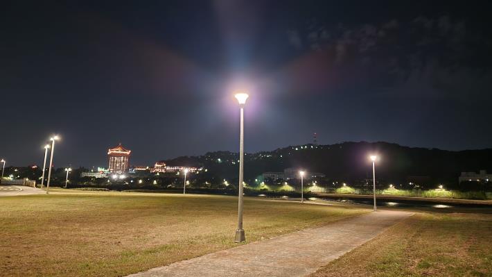 大佳河濱噴水池旁