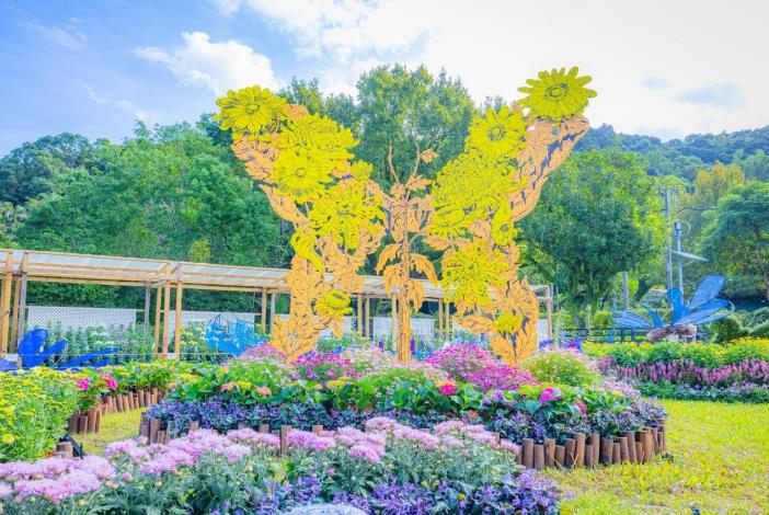圖6 . 以大型裝置藝術「蛻菊」搭配大立菊及大菊，將園藝職人多年技法完美詮釋