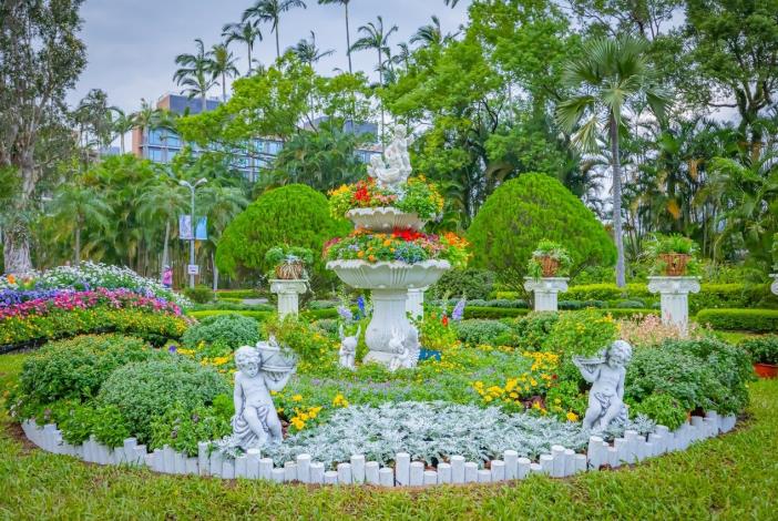 圖7 . 於「圓元不絕」展區中， 以菊花堆疊而成的許願池，期待實現您財富自由的夢想