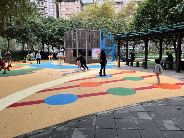 明水-全景及磨石滑梯組合遊具