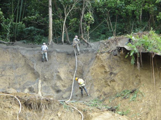寶來社區「蜘蛛人」工法上場  突破搶災施工困境 照片2