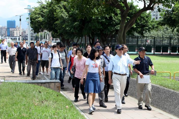 視察蘇拉颱風過後、河濱公園復舊情況_高讚賢攝_大稻埕碼頭停車場