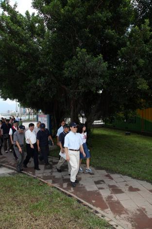視察蘇拉颱風過後、河濱公園復舊情況_高讚賢攝_大稻埕碼頭停車場