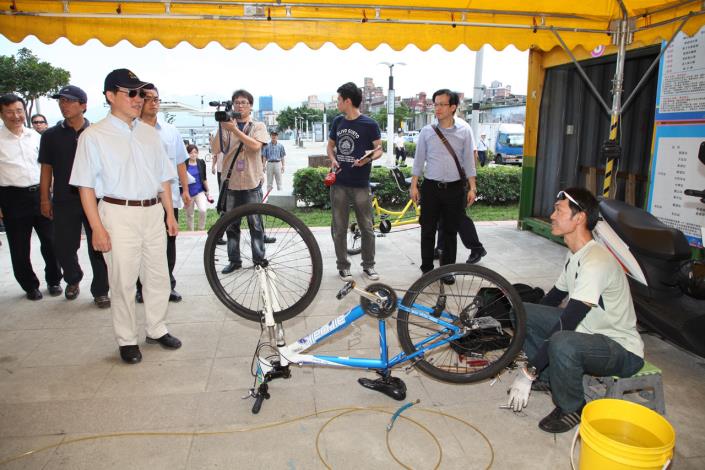 視察蘇拉颱風過後、河濱公園復舊情況_高讚賢攝_大稻埕碼頭停車場