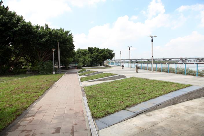 視察蘇拉颱風過後、河濱公園復舊情況_高讚賢攝_大稻埕碼頭停車場