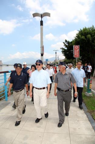 視察蘇拉颱風過後、河濱公園復舊情況_高讚賢攝_大稻埕碼頭停車場